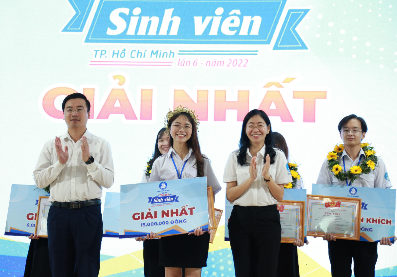 Anh Nguyễn Nhất Linh, Phó ban Thanh niên trường học T.Ư Đoàn (trái) và chị Phan Thị Thanh Phương, Bí thư Thành Đoàn, Chủ tịch Hội Sinh viên Việt Nam TPHCM (phải) trao giải Nhất cho nữ sinh Đại học Quốc tế, ĐHQG TPHCM. Ảnh: Ngô Tùng Anh Nguyễn Nhất Linh, Phó ban Thanh niên trường học T.Ư Đoàn (trái) và chị Phan Thị Thanh Phương, Bí thư Thành Đoàn, Chủ tịch Hội Sinh viên Việt Nam TPHCM (phải) trao giải Nhất cho nữ sinh Đại học Quốc tế, ĐHQG TPHCM. Ảnh: Ngô Tùng
