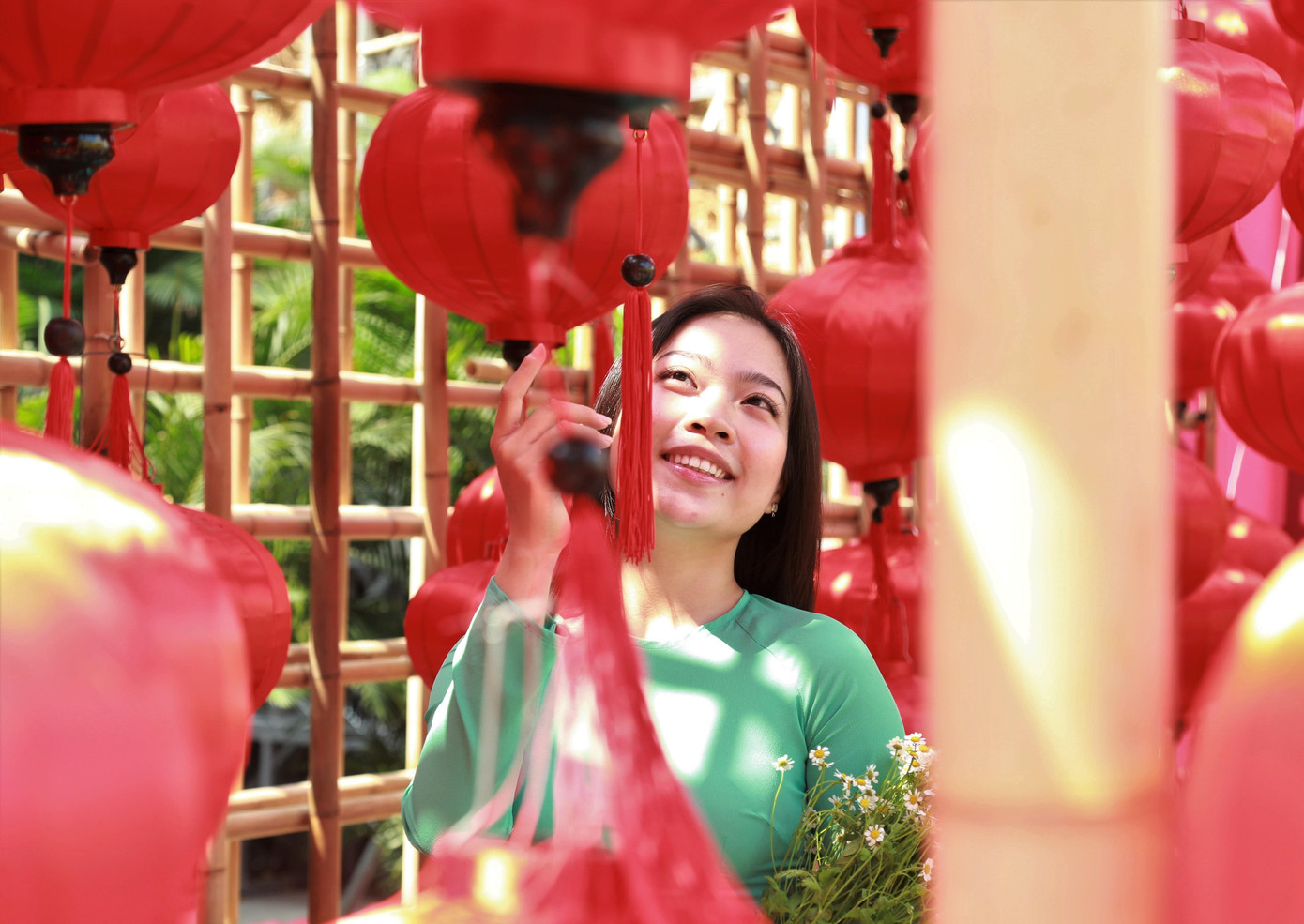 Bạn trẻ đến với không gian Tết cổ truyền, khoe sắc giữa 'rừng' mai vàng rực rỡ ảnh 4 Bạn trẻ đến với không gian Tết cổ truyền, khoe sắc giữa 'rừng' mai vàng rực rỡ ảnh 4