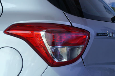 Đèn sau đặt ở vị trí cao dễ quan sát từ phía sau