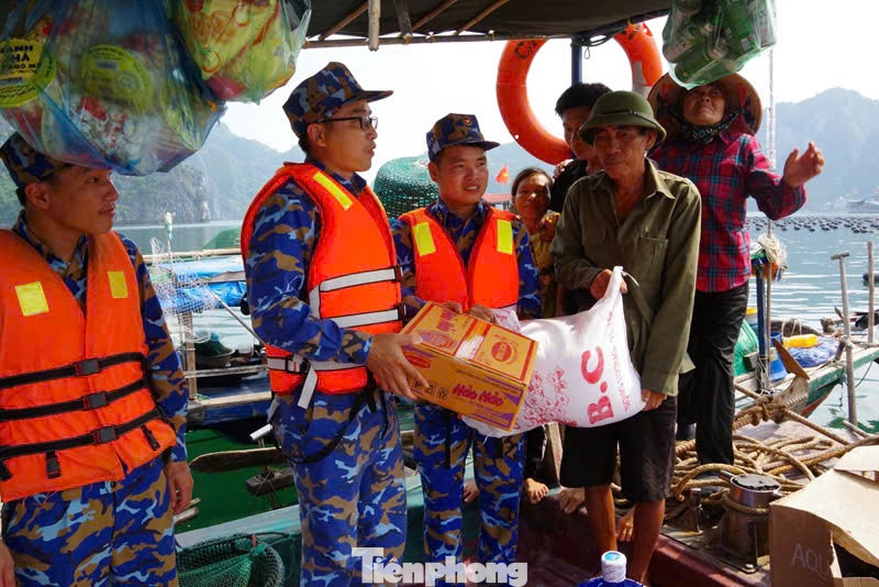 Cán bộ Vùng 1 Hải quân, Bộ Tư lệnh Hải quân tặng gạo, mì tôm giúp ngư dân ứng phó bão số 3. Cán bộ Vùng 1 Hải quân, Bộ Tư lệnh Hải quân tặng gạo, mì tôm giúp ngư dân ứng phó bão số 3.
