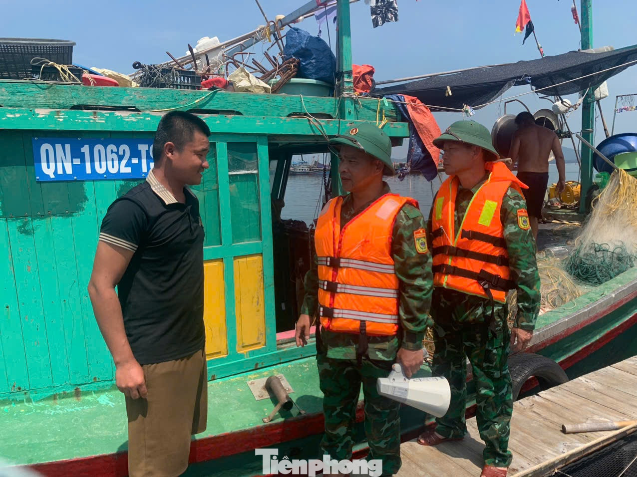 Cán bộ đồn Biên phòng Cô Tô tuyên truyền ngư dân vào âu tàu tránh trú bão. Cán bộ đồn Biên phòng Cô Tô tuyên truyền ngư dân vào âu tàu tránh trú bão.