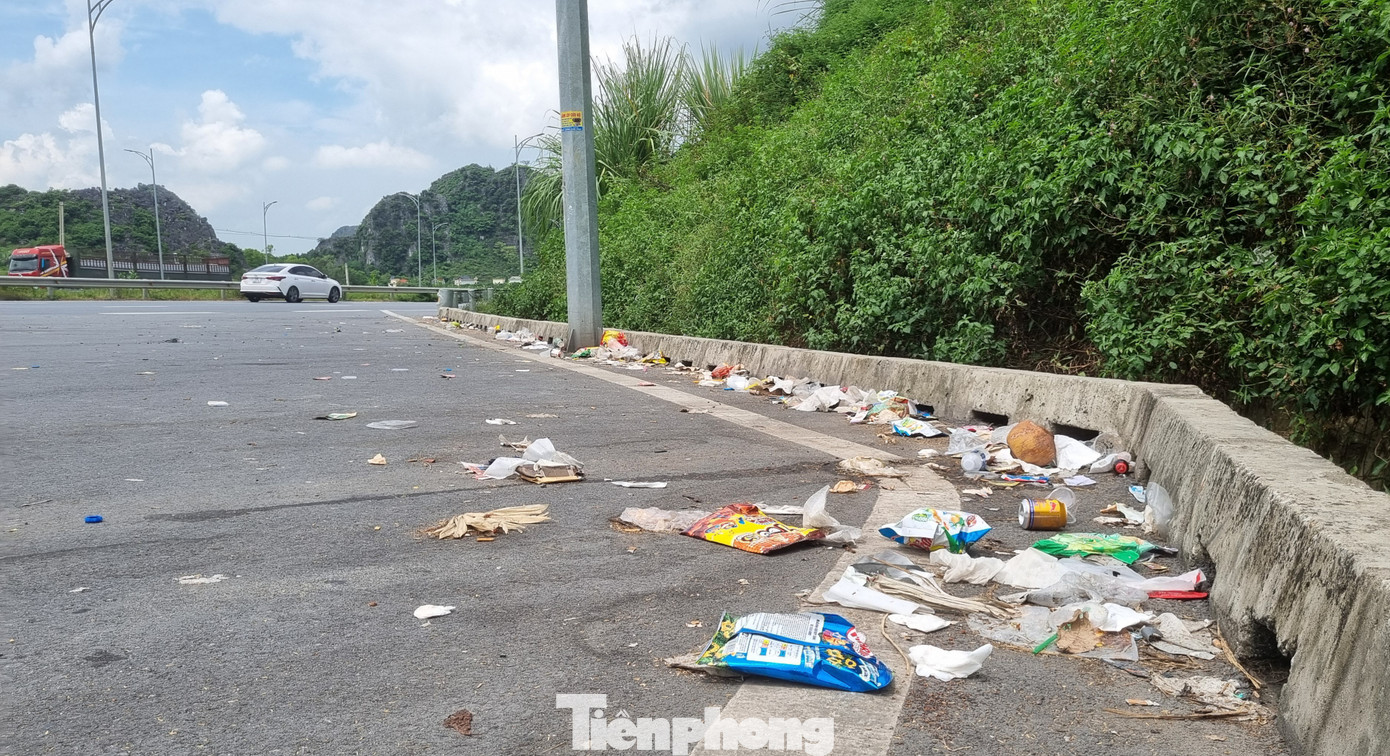 Dịp 2/9 vừa qua, lượng người đi cao tốc đông, rác lại bị xả ra nhiều hơn.