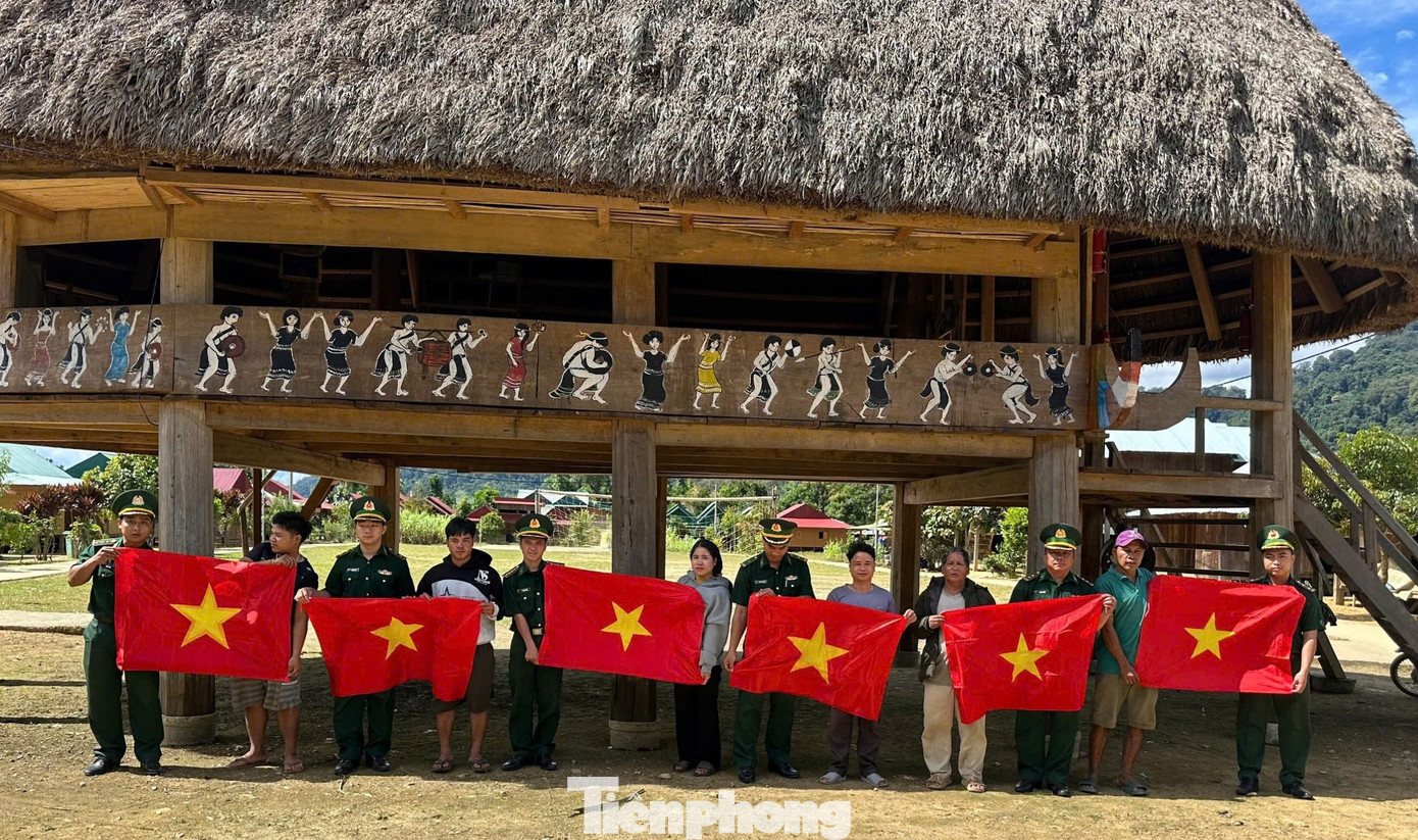 Cán bộ, chiến sĩ đồn Biên phòng Ga Ry tặng cờ Tổ quốc cho người dân. Cán bộ, chiến sĩ đồn Biên phòng Ga Ry tặng cờ Tổ quốc cho người dân.