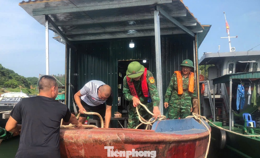 Cán bộ đồn Biên phòng cửa khẩu cảng Vạn Gia giúp dân neo đậu tàu thuyền. Cán bộ đồn Biên phòng cửa khẩu cảng Vạn Gia giúp dân neo đậu tàu thuyền.