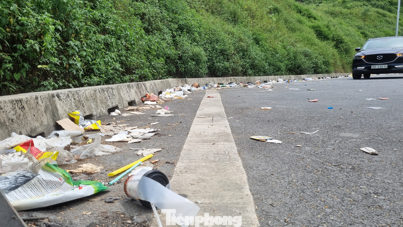 Dịp 2/9 vừa qua, lượng người đi cao tốc đông, rác lại bị xả ra nhiều hơn.