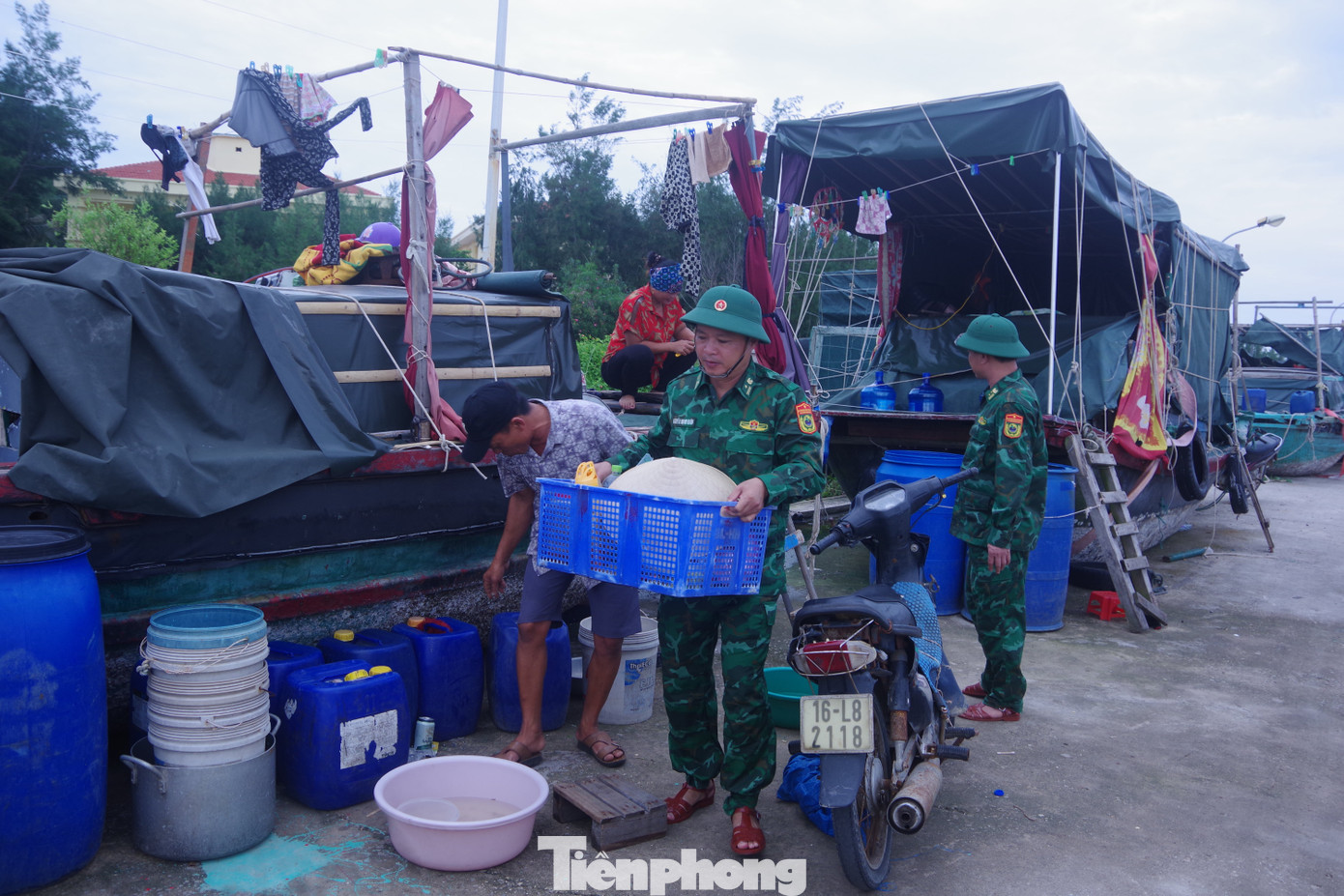 Cán bộ, chiến sĩ đồn Biên phòng Bạch Long Vĩ, Bộ đội Biên phòng TP. Hải Phòng giúp dân vận chuyển đồ đạc đến nơi tránh bão an toàn. Cán bộ, chiến sĩ đồn Biên phòng Bạch Long Vĩ, Bộ đội Biên phòng TP. Hải Phòng giúp dân vận chuyển đồ đạc đến nơi tránh bão an toàn.