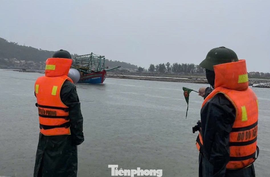 Cán bộ Biên phòng Nghệ An hướng dẫn tàu thuyền ngư dân vào nơi neo đậu an toàn. Cán bộ Biên phòng Nghệ An hướng dẫn tàu thuyền ngư dân vào nơi neo đậu an toàn.