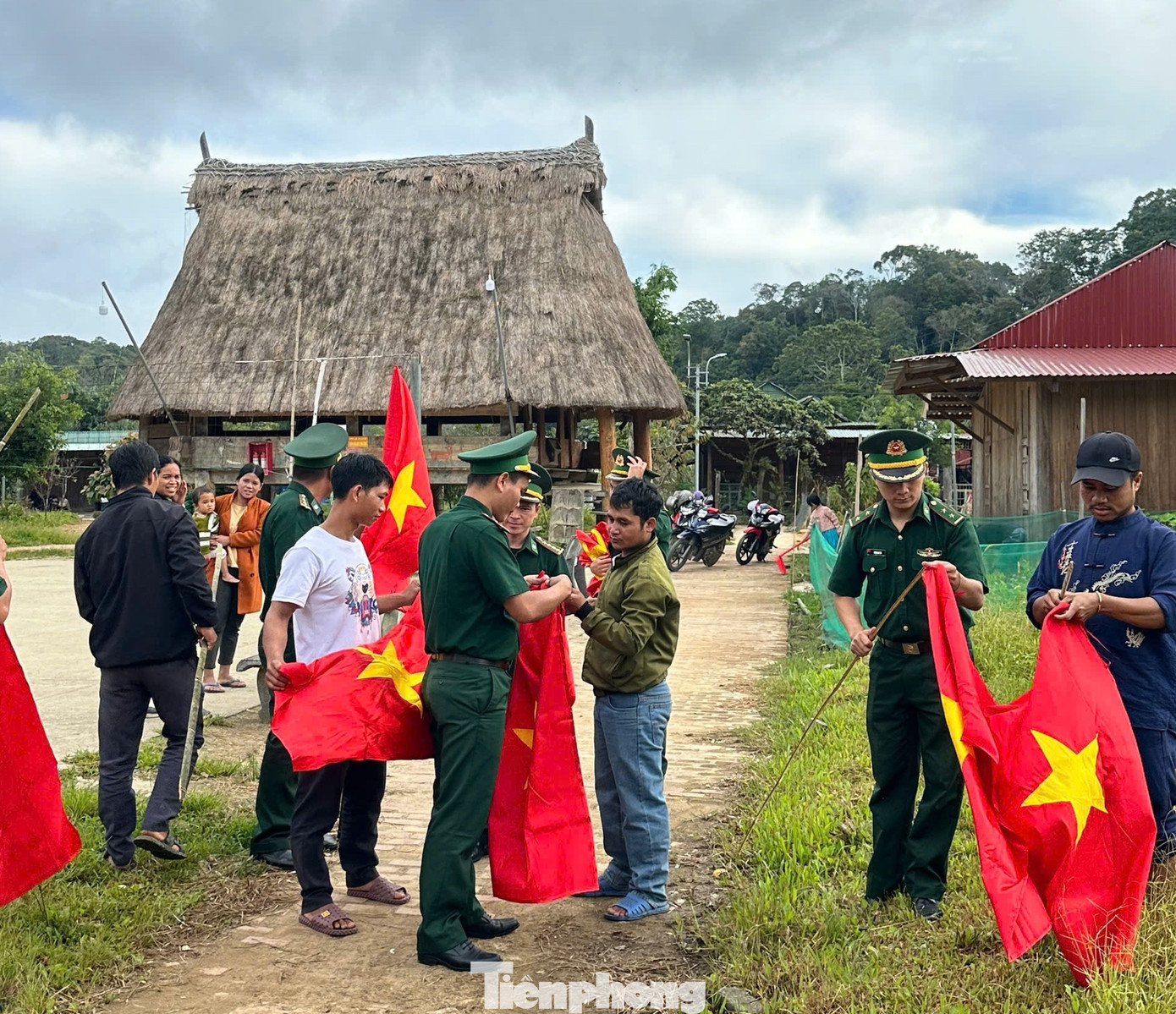 Bên cạnh tặng, hướng dẫn người dân treo cờ Tổ quốc chào mừng ngày lễ lớn của dân tộc, cán bộ đồn Biên phòng Ga Ry kết hợp tuyên truyền về ý nghĩa và giá trị lịch sử của Cách mạng tháng Tám và Ngày Quốc khánh, qua đó khơi dậy lòng tự hào dân tộc, quyết tâm cùng với cán bộ, chiến sĩ đồn Biên phòng Ga Ry bảo vệ vững chắc chủ quyền lãnh thổ, an ninh biên giới quốc gia và xây dựng khu vực biên giới ngày càng giàu đẹp. Bên cạnh tặng, hướng dẫn người dân treo cờ Tổ quốc chào mừng ngày lễ lớn của dân tộc, cán bộ đồn Biên phòng Ga Ry kết hợp tuyên truyền về ý nghĩa và giá trị lịch sử của Cách mạng tháng Tám và Ngày Quốc khánh, qua đó khơi dậy lòng tự hào dân tộc, quyết tâm cùng với cán bộ, chiến sĩ đồn Biên phòng Ga Ry bảo vệ vững chắc chủ quyền lãnh thổ, an ninh biên giới quốc gia và xây dựng khu vực biên giới ngày càng giàu đẹp.