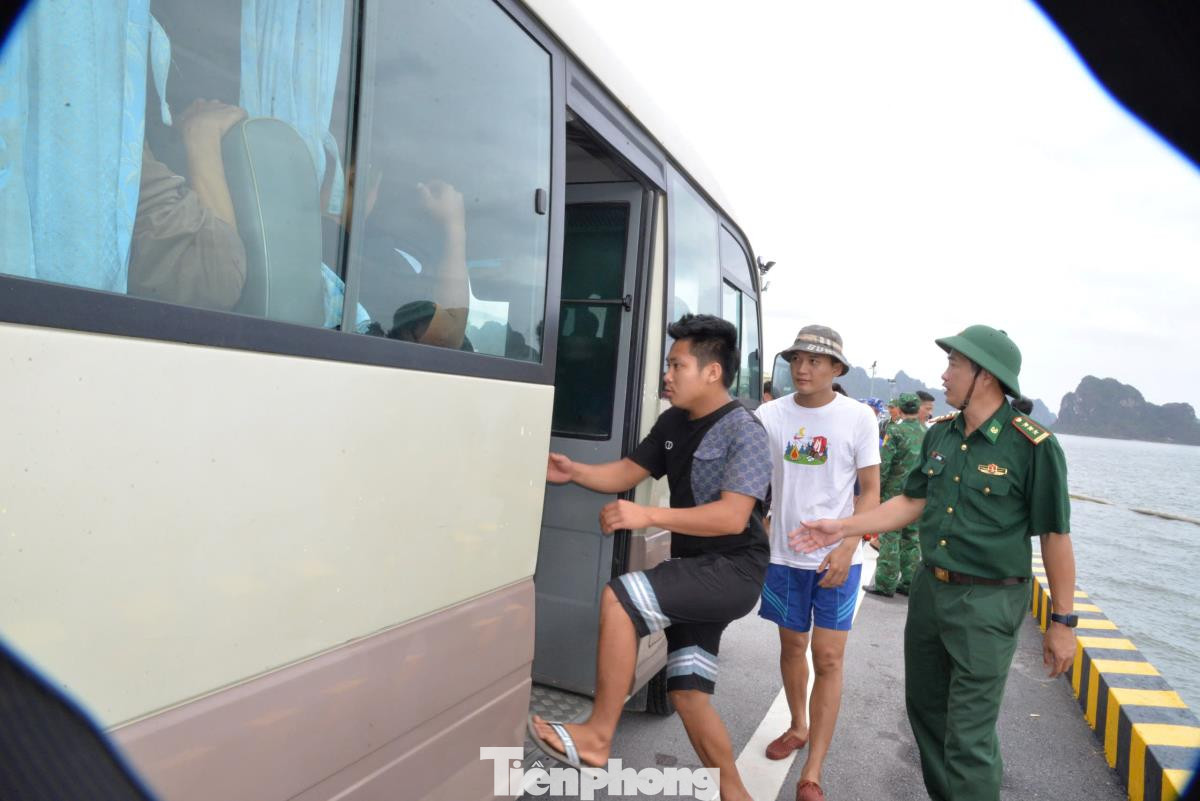 Hải đội 2, Bộ đội Biên phòng Quảng Ninh tiếp nhận nạn nhân về chăm sóc tại đơn vị. Hải đội 2, Bộ đội Biên phòng Quảng Ninh tiếp nhận nạn nhân về chăm sóc tại đơn vị.