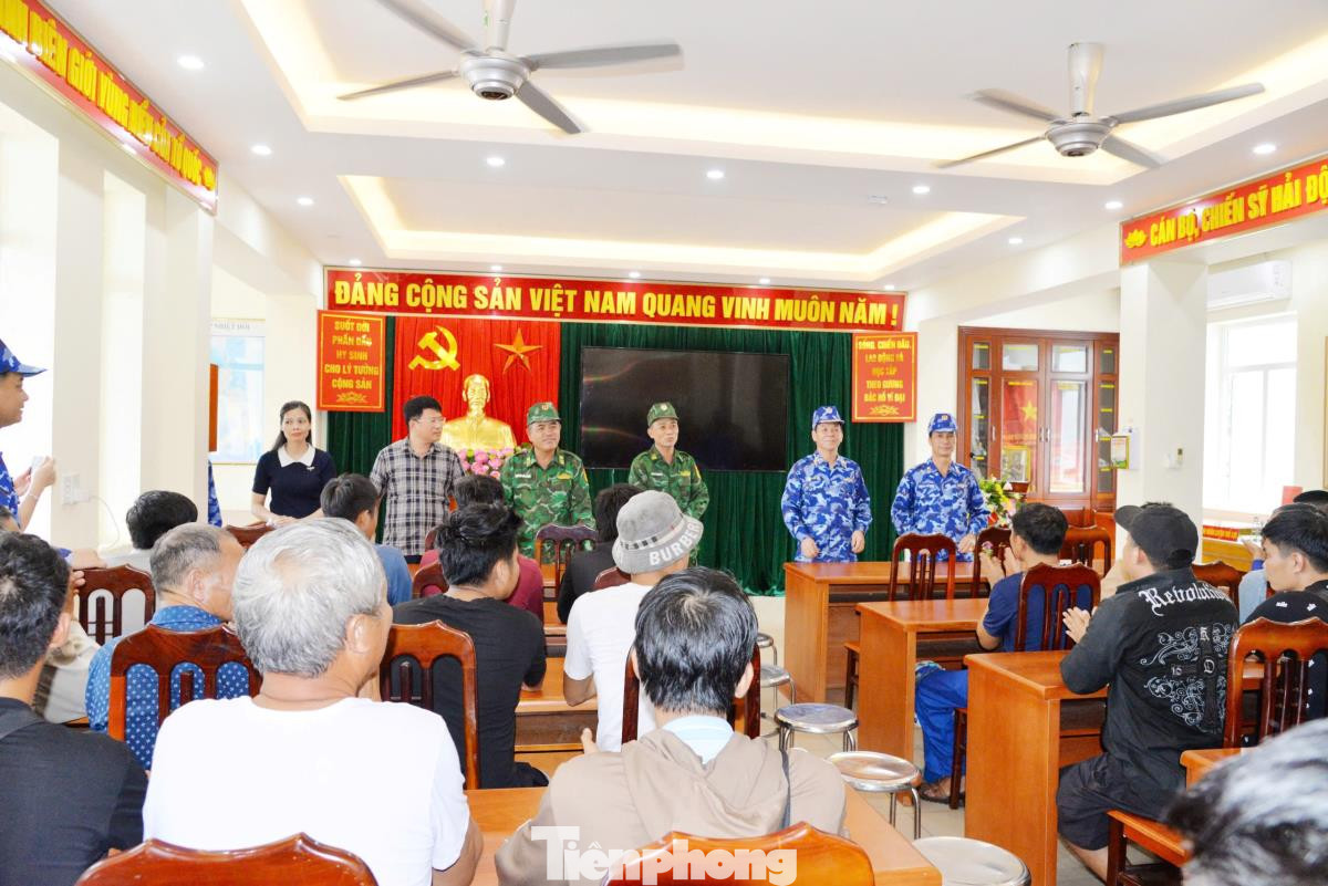 Lãnh đạo Bộ Tư lệnh Vùng Cảnh sát biển 1, Bộ Chỉ huy Bộ đội Biên phòng Quảng Ninh và UBND TP. Hạ Long thăm hỏi, động viên các nạn nhân. Lãnh đạo Bộ Tư lệnh Vùng Cảnh sát biển 1, Bộ Chỉ huy Bộ đội Biên phòng Quảng Ninh và UBND TP. Hạ Long thăm hỏi, động viên các nạn nhân.