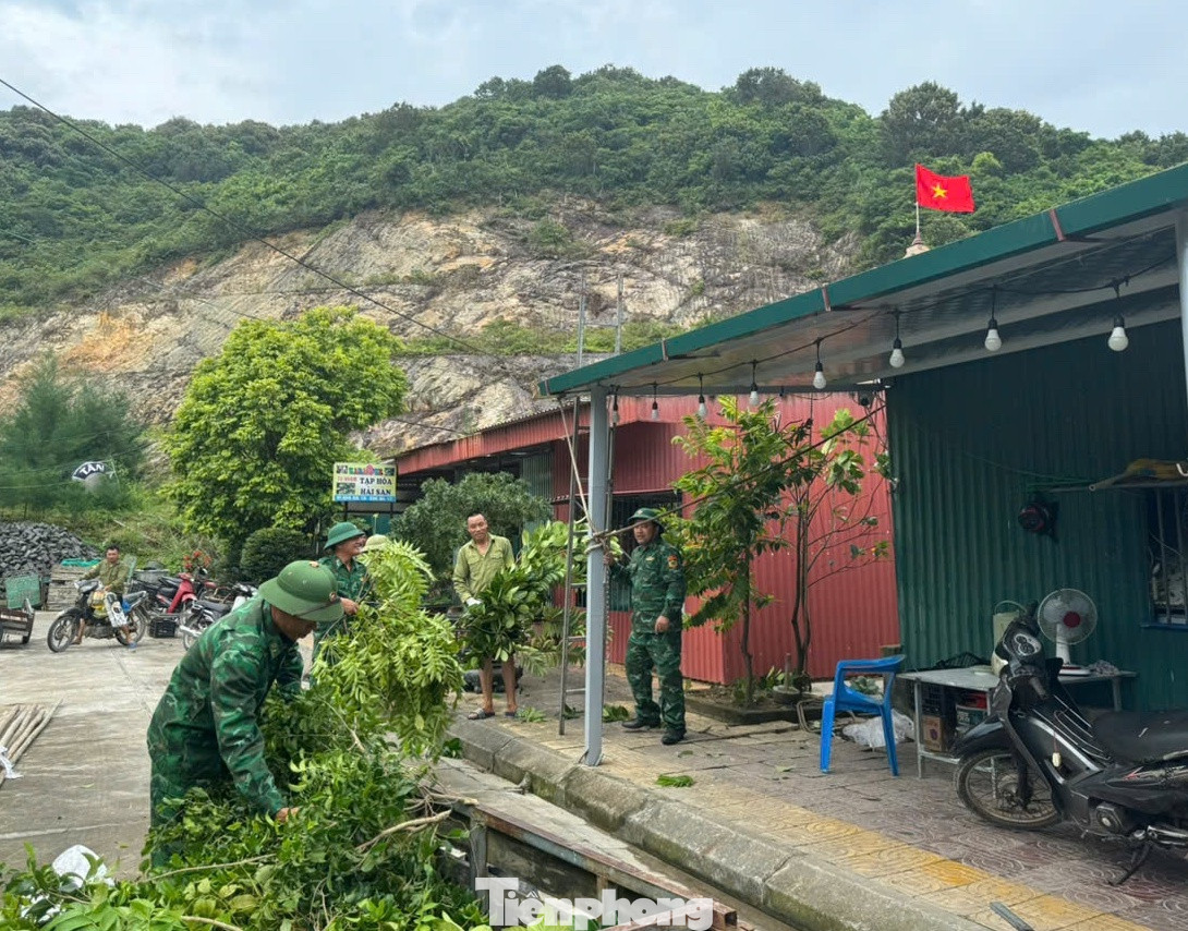 Bộ đội giúp dân cắt tỉa cây xanh, tránh gãy đỗ ảnh hưởng đến nhà cửa của người dân. Bộ đội giúp dân cắt tỉa cây xanh, tránh gãy đỗ ảnh hưởng đến nhà cửa của người dân.