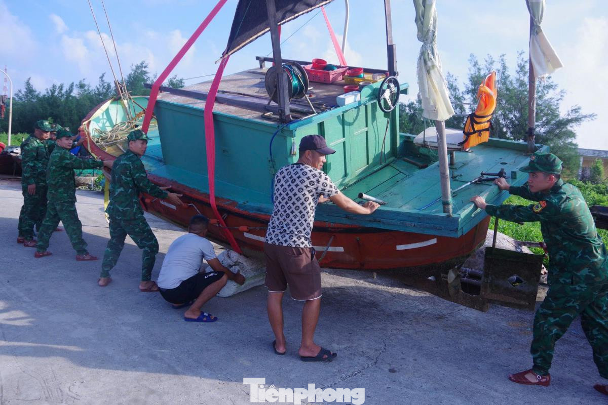 Bộ đội Biên phòng TP. Hải Phòng giúp ngư dân di chuyển tàu thuyền đến nơi an toàn. Ảnh: Nguyễn Khánh.
