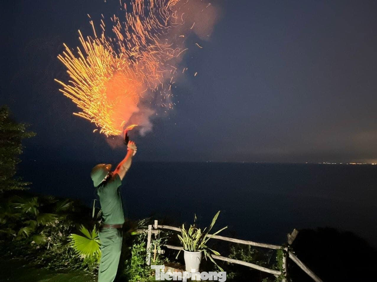 Quân đội bắn pháo hiệu kêu gọi tàu thuyền vào bờ tránh trú bão. Quân đội bắn pháo hiệu kêu gọi tàu thuyền vào bờ tránh trú bão.