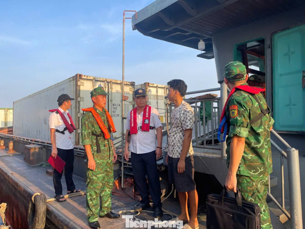 Cán bộ đồn Biên phòng cửa khẩu cảng Vạn Gia (đứng chân trên đảo Vĩnh Thực, TP. Móng Cái) tuyên truyền, hướng dẫn các chủ tàu hàng neo đậu an toàn trước khi bão YAGI đổ bộ vào đảo. Cán bộ đồn Biên phòng cửa khẩu cảng Vạn Gia (đứng chân trên đảo Vĩnh Thực, TP. Móng Cái) tuyên truyền, hướng dẫn các chủ tàu hàng neo đậu an toàn trước khi bão YAGI đổ bộ vào đảo.