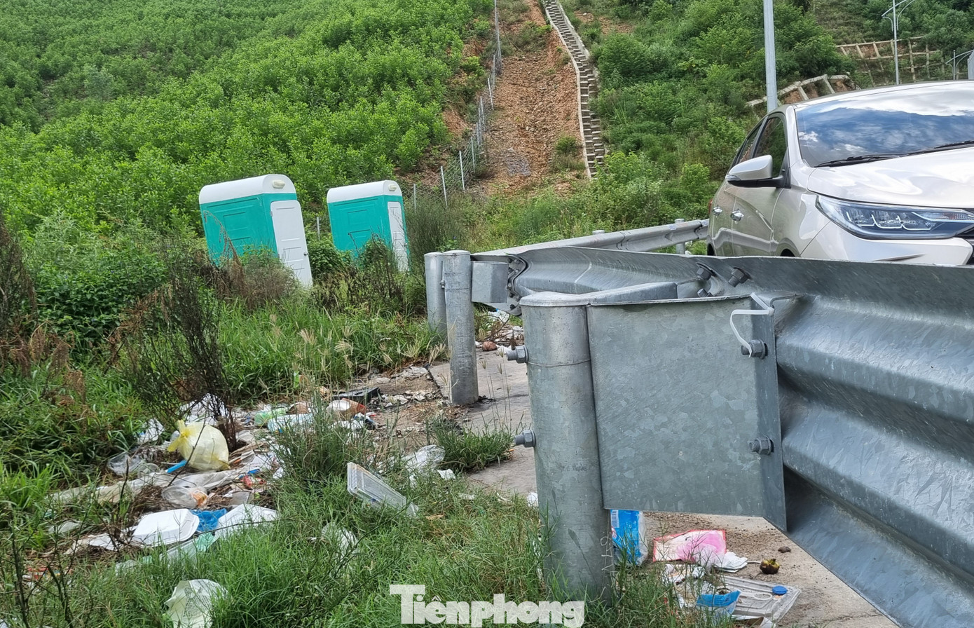 Tình trạng này diễn ra từ lâu nhưng tại đây không có biển cảnh báo, không có thùng rác và không có đơn vị thu gom. Thậm chí, đây cũng là nơi các lái xe, người đi đường tiểu tiện nên mùi xú uế bốc lên nồng nặc.