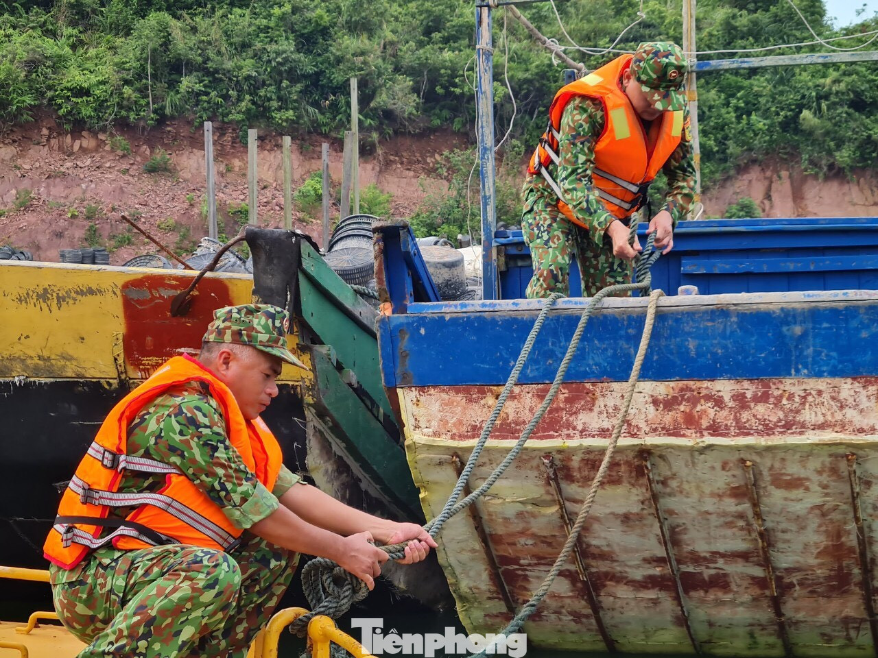 Cán bộ chiến sĩ hỗ trợ ngư dân neo đậu tàu thuyền phòng chống bão. Cán bộ chiến sĩ hỗ trợ ngư dân neo đậu tàu thuyền phòng chống bão.