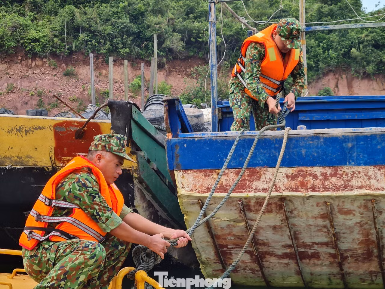 Cán bộ chiến sĩ hỗ trợ ngư dân neo đậu tàu thuyền phòng chống bão. Cán bộ chiến sĩ hỗ trợ ngư dân neo đậu tàu thuyền phòng chống bão.