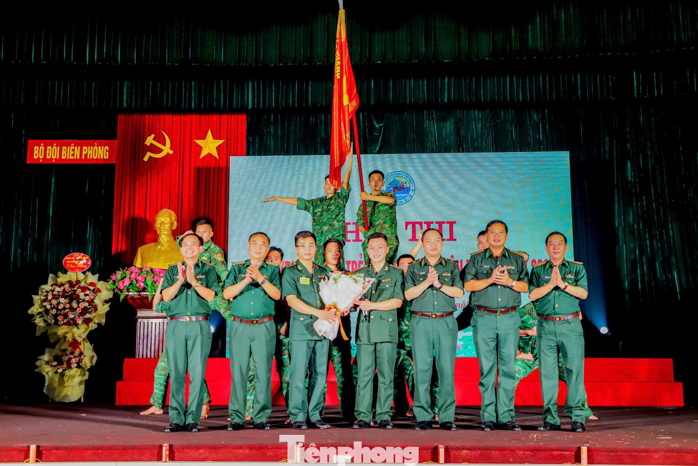 Ban tổ chức tặng hoa chúc mừng đội đầu tiên dự thi.