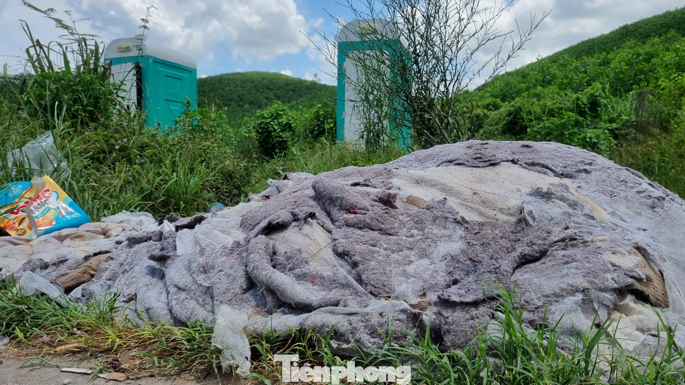 Tại đây, thậm chí có cả loại rác thải cỡ lớn như chăn, chiếu; nhà vệ sinh di động không sử dụng cũng được để lại bên hành lang của đường cao tốc.