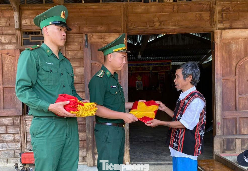 Tặng cờ Tổ quốc cho già làng Riah Dip (thôn G'lao, xã Ga Ry). Tặng cờ Tổ quốc cho già làng Riah Dip (thôn G'lao, xã Ga Ry).