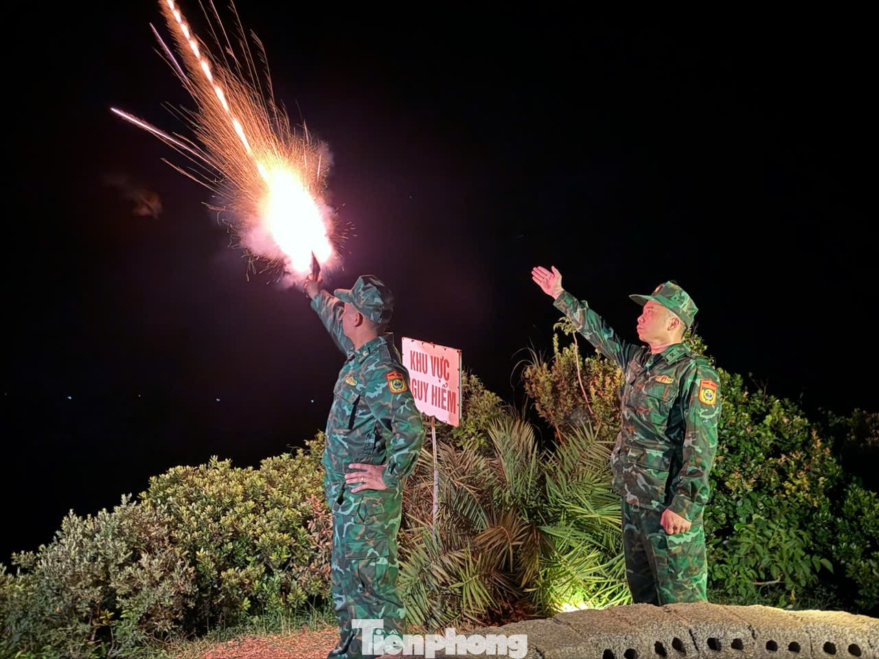 Cán bộ đồn Biên phòng Cô Tô bắn pháo hiệu kêu gọi tàu thuyền vào âu tàu trên đảo Cô Tô tránh trú bão số 3. Cán bộ đồn Biên phòng Cô Tô bắn pháo hiệu kêu gọi tàu thuyền vào âu tàu trên đảo Cô Tô tránh trú bão số 3.