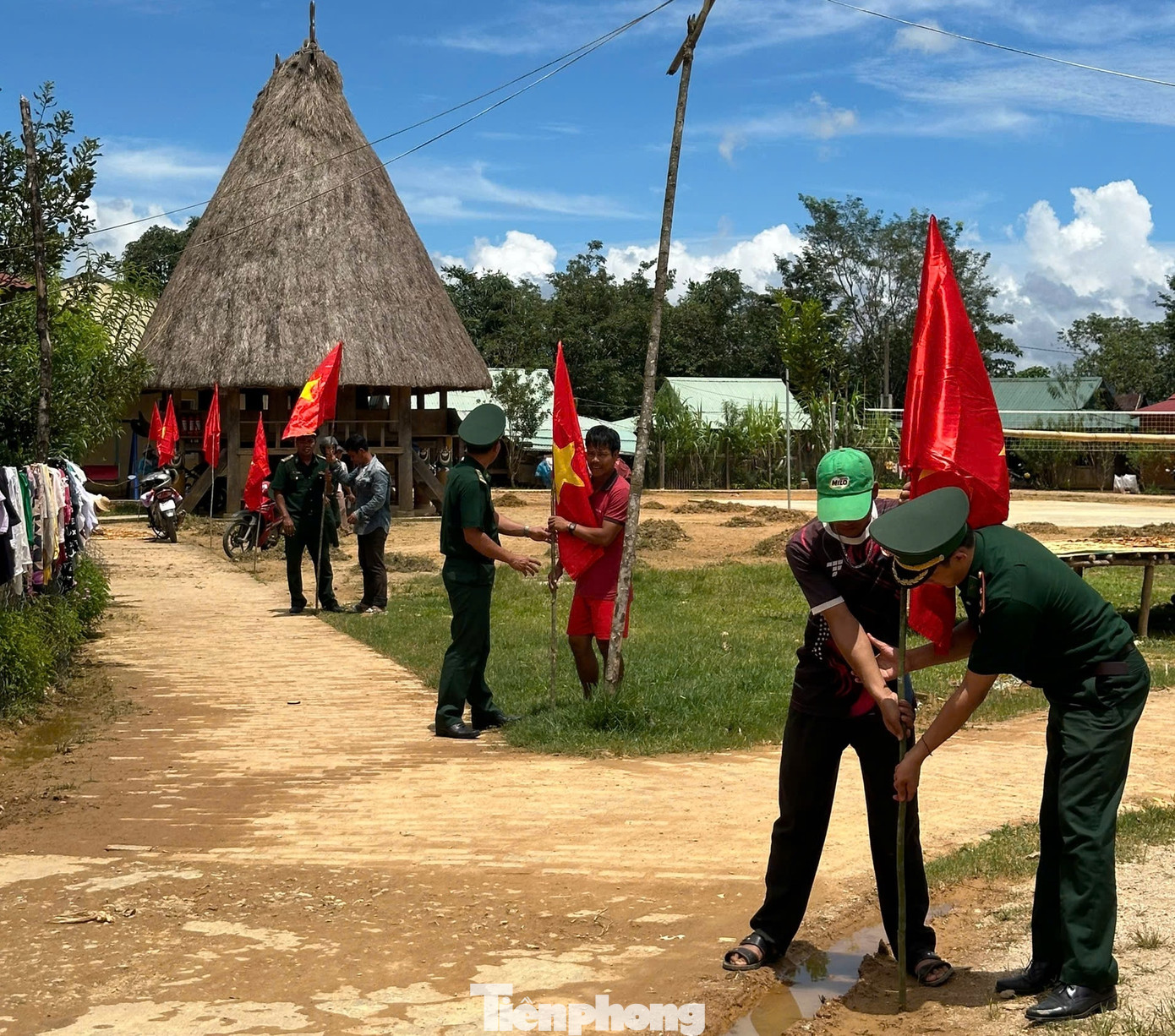 Cán bộ đồn Biên phòng Ga Ry cùng người dân thôn Ch'nóoc, xã Ch'ơm cắm cờ Tổ quốc dọc theo đường liên thôn. Cán bộ đồn Biên phòng Ga Ry cùng người dân thôn Ch'nóoc, xã Ch'ơm cắm cờ Tổ quốc dọc theo đường liên thôn.
