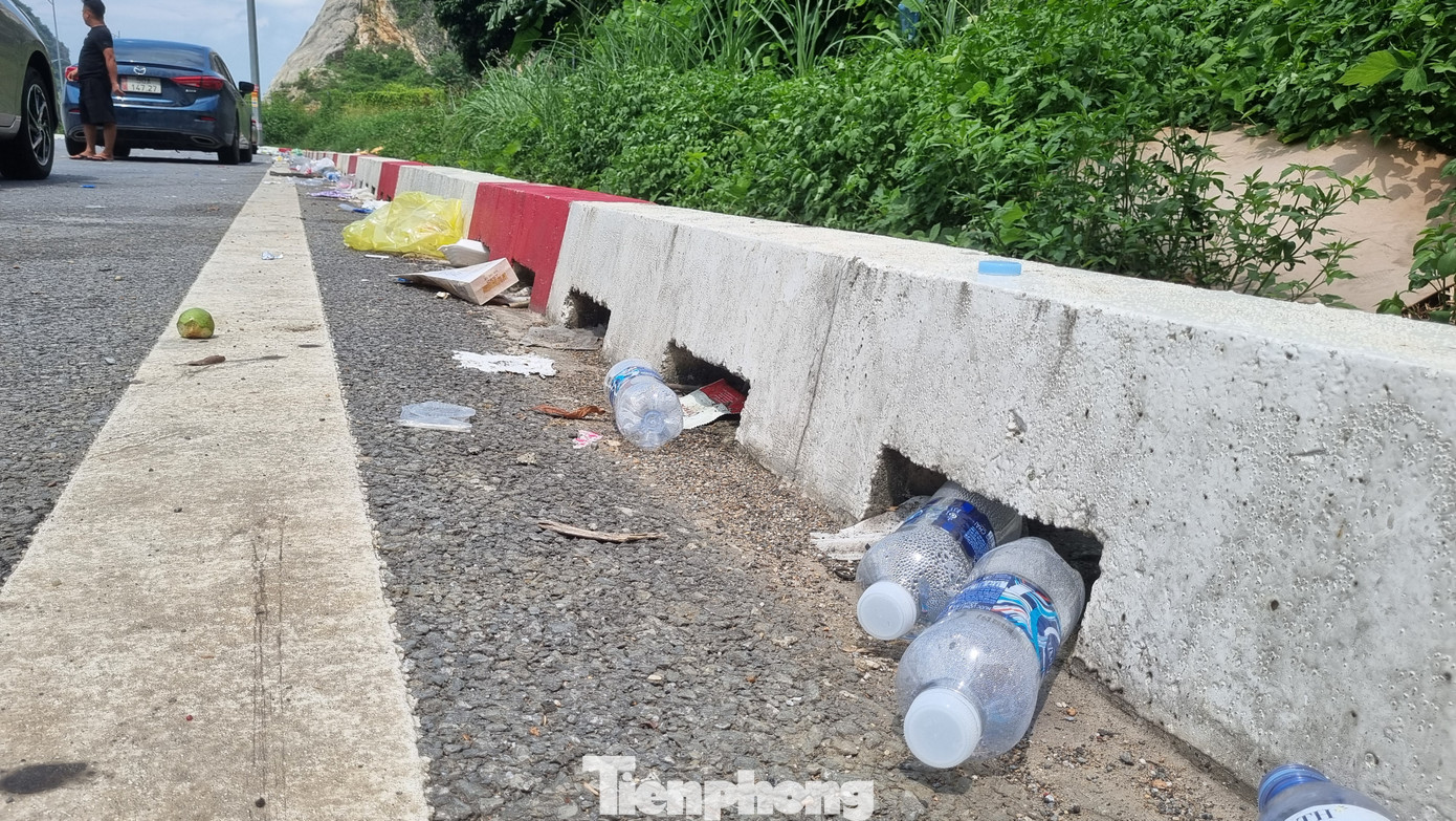 Theo ghi nhận của phóng viên Tiền Phong, gần đây, làn dừng khẩn cấp ở cửa hầm Tam Điệp (TP. Tam Điệp, tỉnh Ninh Bình), hầm Thung Thi (xã Hà Lĩnh, huyện Hà Trung, tỉnh Thanh Hóa) gần đây xuất hiện rất nhiều rác thải. Rác thải chủ yếu là vỏ chai nước, lon nước ngọt, vỏ hộp, bánh kẹo... bị người đi đường dừng tại đây vứt lại.