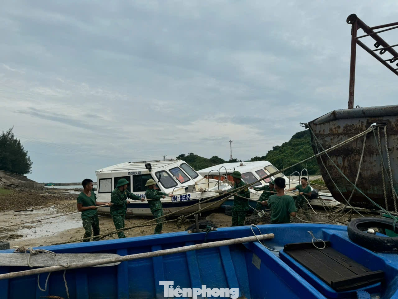 Cán bộ, chiến sĩ đồn Biên phòng Đảo Trần giúp dân chằng chống tàu thuyền, ca nô trước khi bão số 3 đổ bộ. Cán bộ, chiến sĩ đồn Biên phòng Đảo Trần giúp dân chằng chống tàu thuyền, ca nô trước khi bão số 3 đổ bộ.