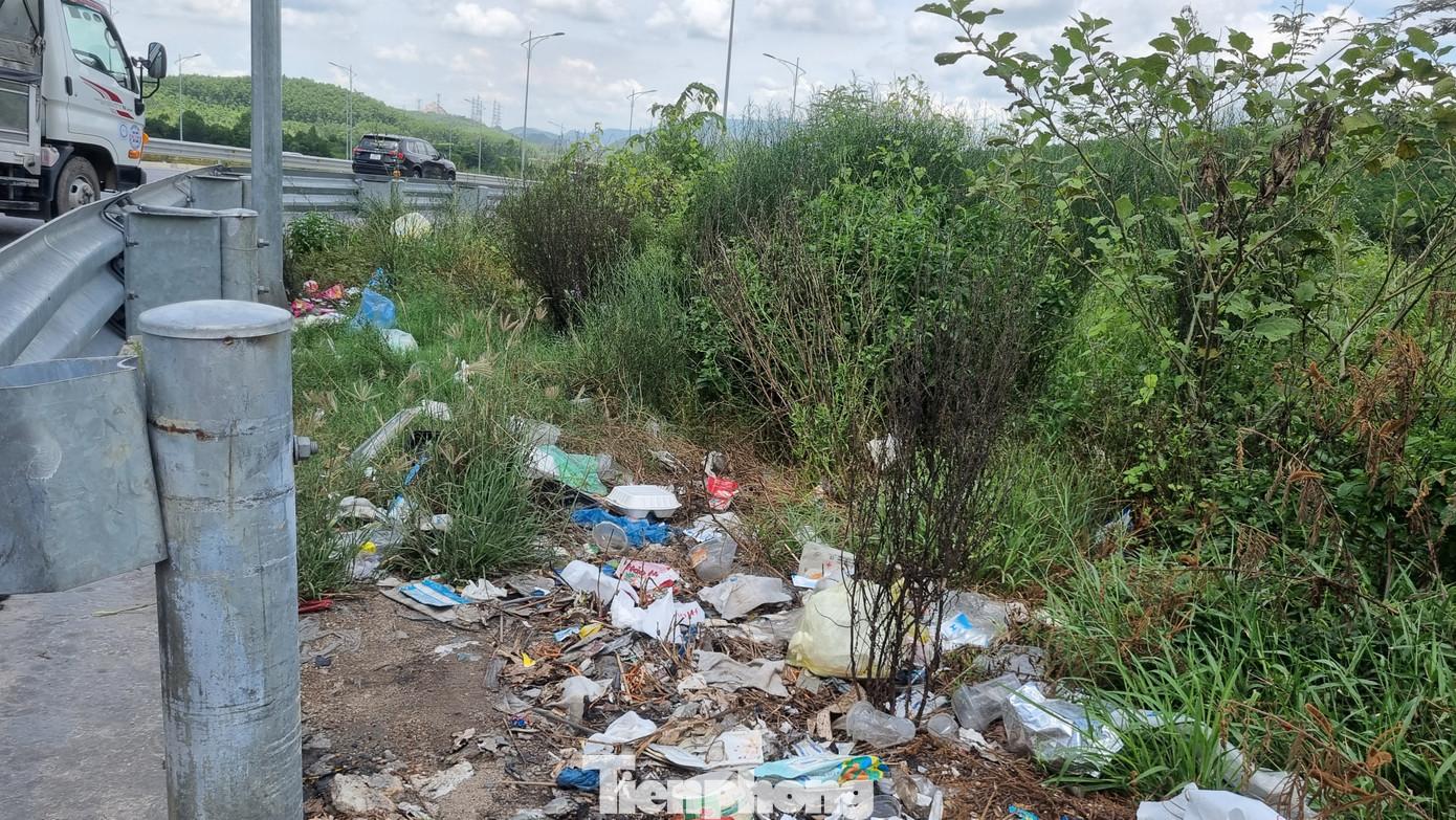 Nguyên nhân của tình trạng này là do hệ thống trạm dừng nghỉ trên tuyến cao tốc chưa hoàn thiện, một số trạm được đưa vào vận hành tạm, công tác vận hành cao tốc chưa đảm bảo... Tuy nhiên, có nguyên nhân từ việc thiếu ý thức của không ít người tham gia giao thông.