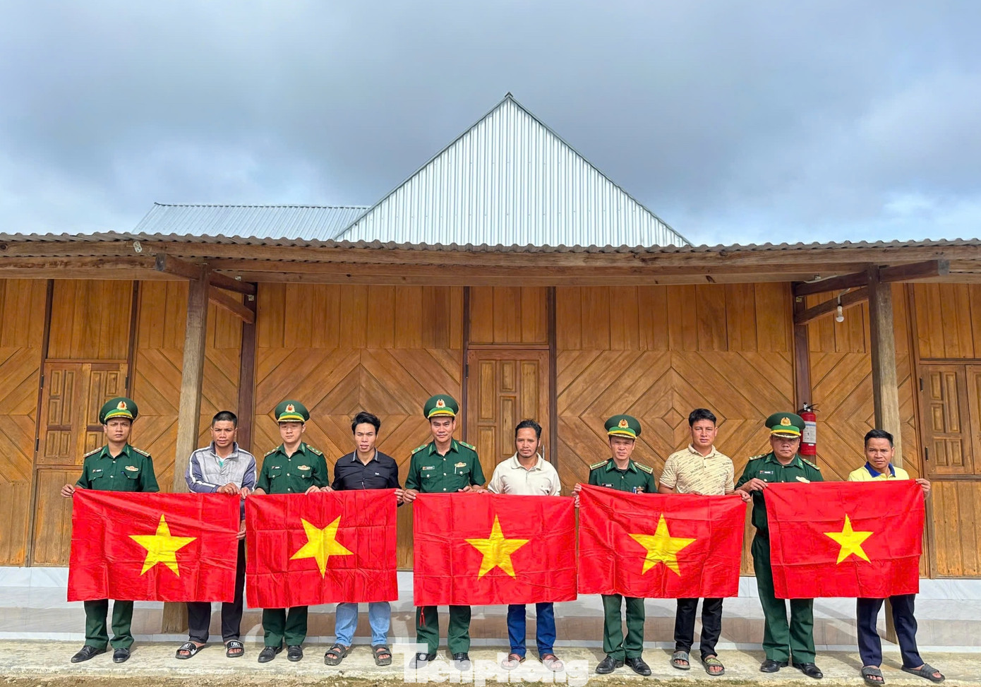 Trung tá Nguyễn Phúc Trường, Chính trị viên Đồn Biên phòng Ga Ry cho biết, đơn vị quản lý địa bàn 2 xã Ga Ry và Ch’ơm với tổng số 12 thôn, hơn 90% dân số là đồng bào dân tộc Cơ Tu. Bà con luôn chấp hành chủ trương, chính sách của Đảng, pháp luật của Nhà nước. Dù cuộc sống còn khó khăn, nhưng người dân vẫn luôn nỗ lực phát triển kinh tế, vươn lên thoát nghèo. Trung tá Nguyễn Phúc Trường, Chính trị viên Đồn Biên phòng Ga Ry cho biết, đơn vị quản lý địa bàn 2 xã Ga Ry và Ch’ơm với tổng số 12 thôn, hơn 90% dân số là đồng bào dân tộc Cơ Tu. Bà con luôn chấp hành chủ trương, chính sách của Đảng, pháp luật của Nhà nước. Dù cuộc sống còn khó khăn, nhưng người dân vẫn luôn nỗ lực phát triển kinh tế, vươn lên thoát nghèo.