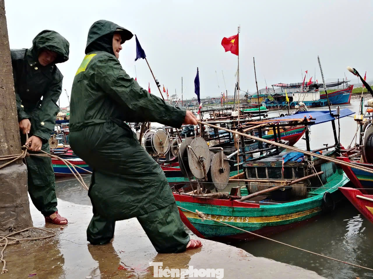 Chiến sĩ Biên phòng Nghệ An giúp ngư dân chằng chống tàu thuyền. Chiến sĩ Biên phòng Nghệ An giúp ngư dân chằng chống tàu thuyền.