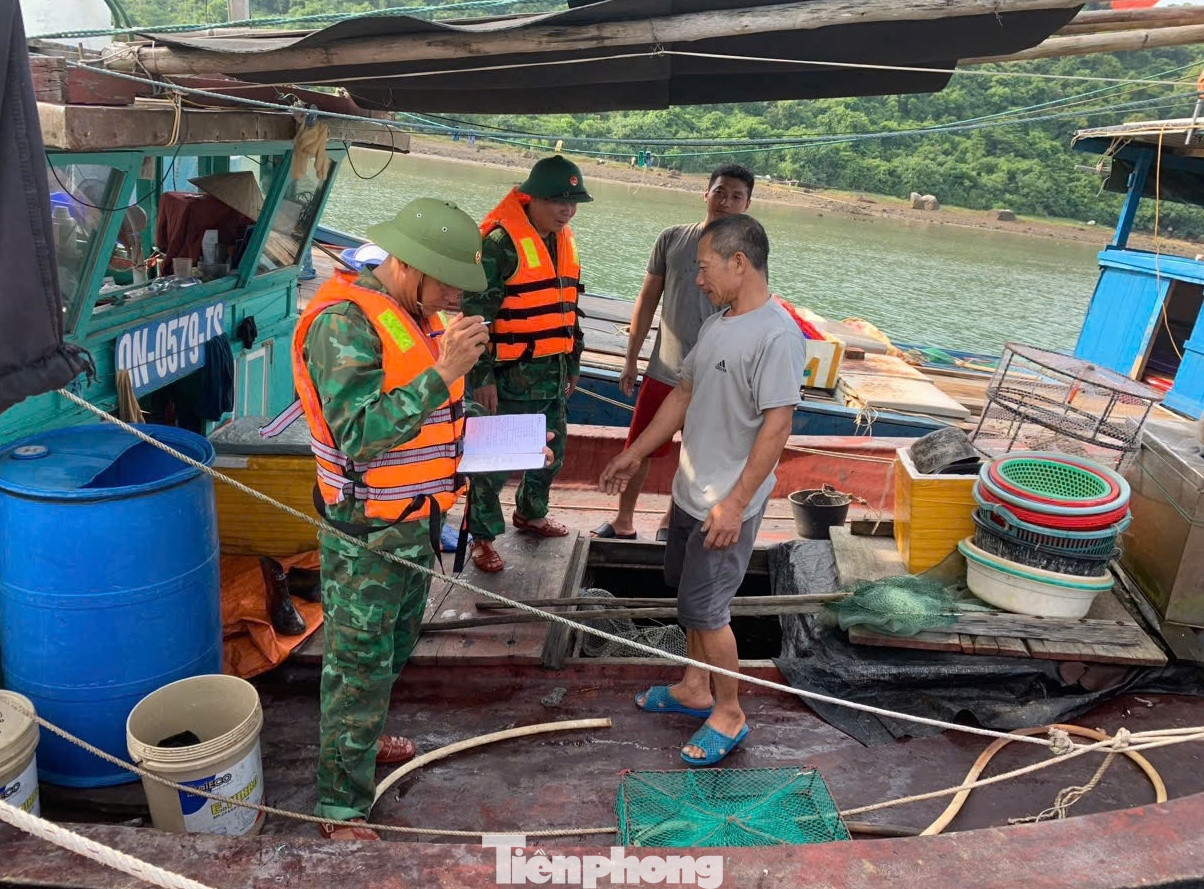 Cán bộ đồn Biên phòng cửa khẩu cảng Vạn Gia tuyên truyền ngư dân vào bờ tránh trú bão số 3. Cán bộ đồn Biên phòng cửa khẩu cảng Vạn Gia tuyên truyền ngư dân vào bờ tránh trú bão số 3.