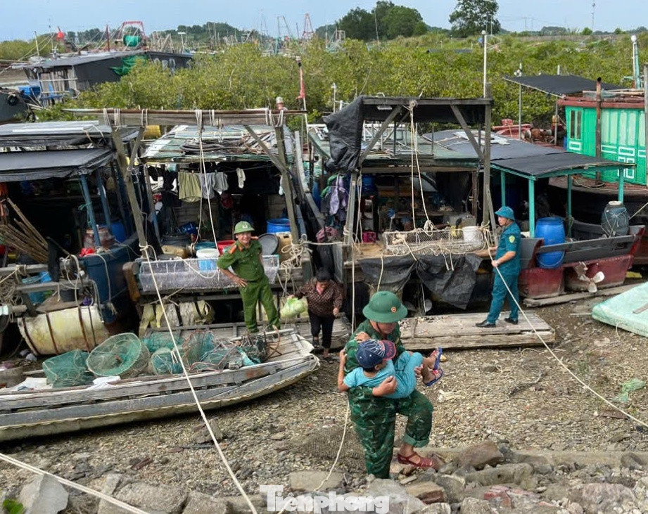 Cán bộ Biên phòng Quảng Ninh hỗ trợ ngư dân đưa trẻ em đến nơi tránh trú bão số 3. Cán bộ Biên phòng Quảng Ninh hỗ trợ ngư dân đưa trẻ em đến nơi tránh trú bão số 3.