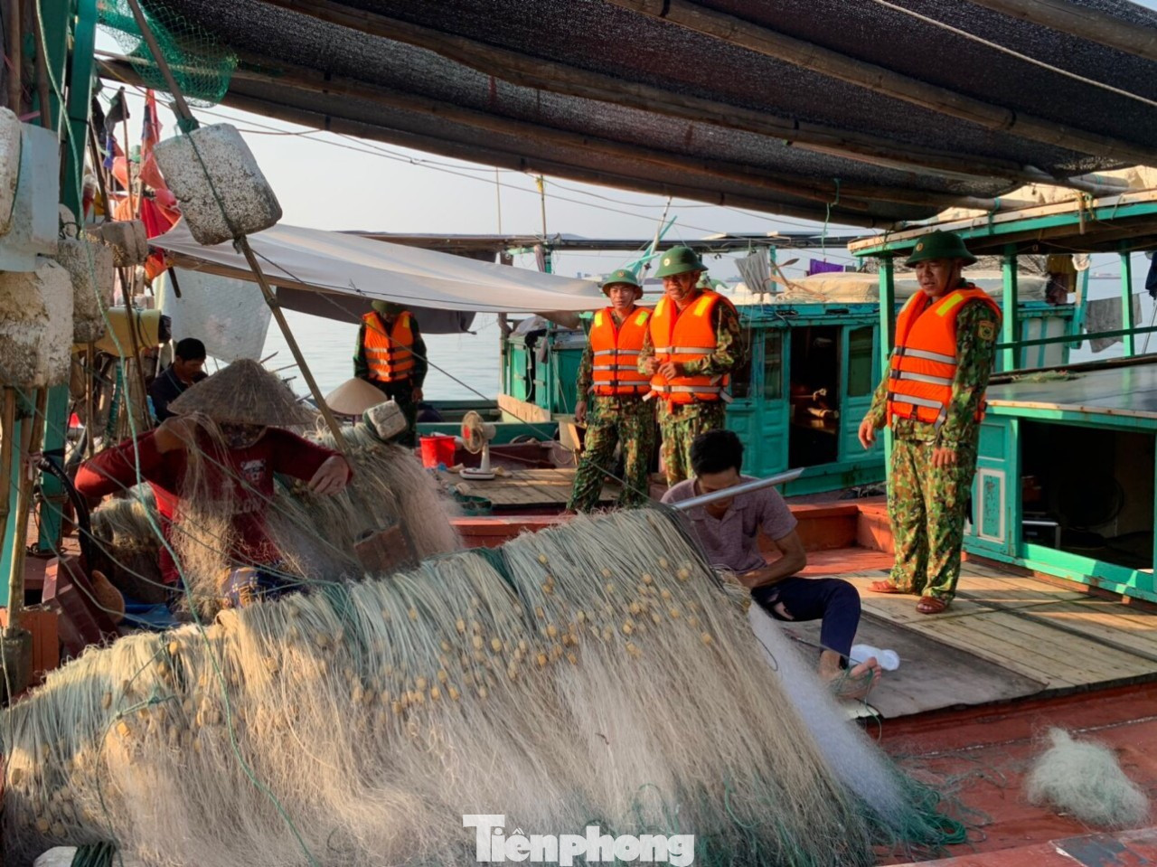 Cán bộ, chiến sĩ tuyên truyền ngư dân vào bờ tránh trú bão số 3.