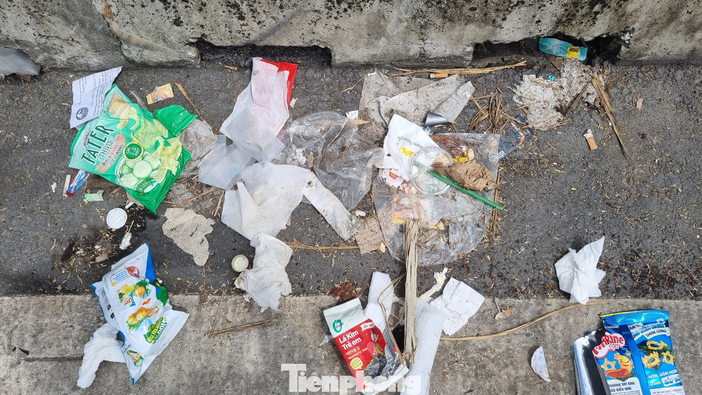 Tại đây, thậm chí có cả loại rác thải cỡ lớn như chăn, chiếu; nhà vệ sinh di động không sử dụng cũng được để lại bên hành lang của đường cao tốc.