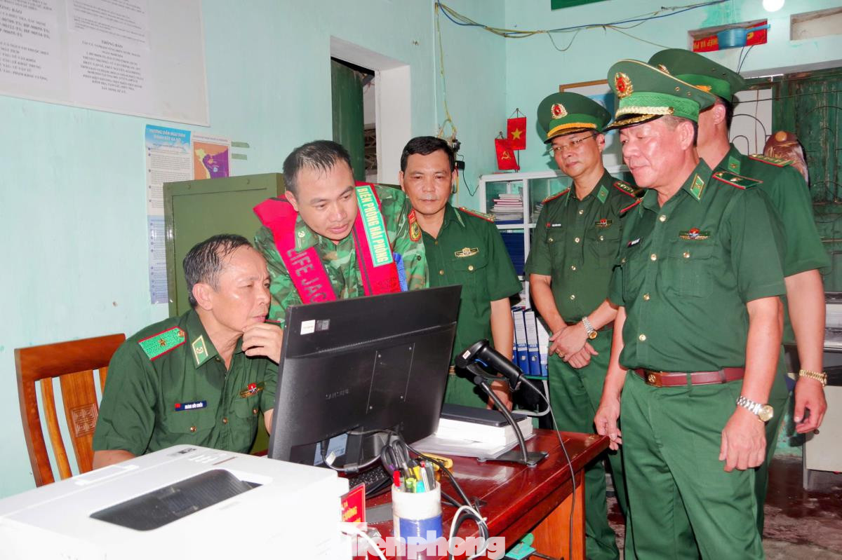 Thiếu tướng Hoàng Hữu Chiến, Phó Tư lệnh - Tham mưu trưởng Bộ đội Biên phòng kiểm tra công tác phòng chống bão số 3 tại TP. Hải Phòng. Ảnh: Nguyễn Khánh.