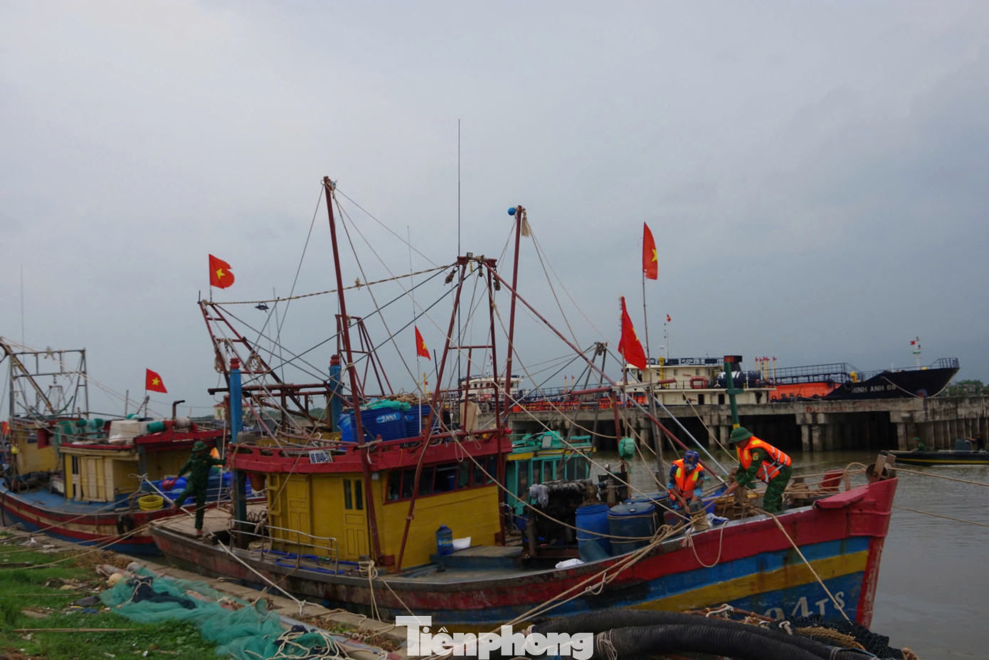 Bộ đội Biên phòng Ninh Bình giúp dân neo đậu tàu thuyền. Bộ đội Biên phòng Ninh Bình giúp dân neo đậu tàu thuyền.