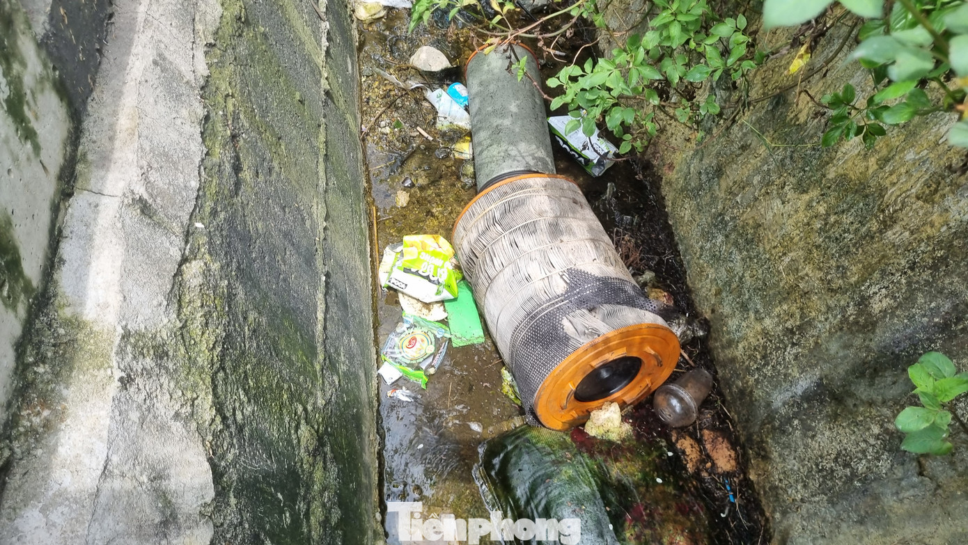 Rác vương vãi trong lòng mương thoát nước