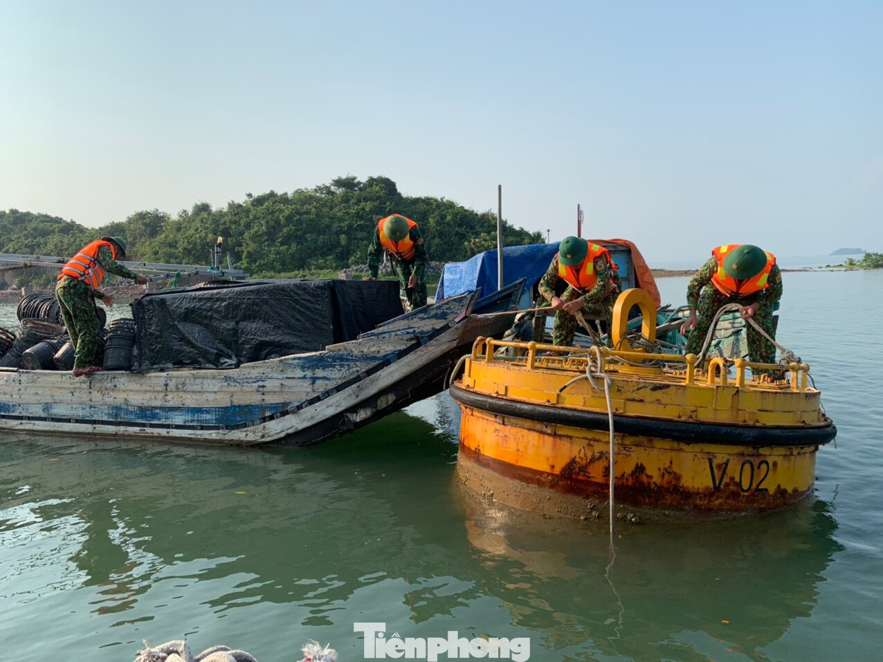 Cán bộ Bộ đội Biên phòng giúp ngư dân chằng chống, neo đậu tàu thuyền đảm bảo an toàn.