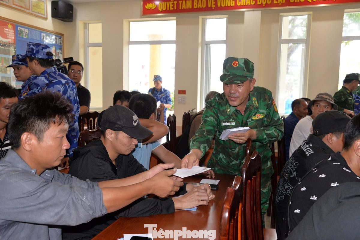 Đại tá Nguyễn Văn Thiềm, Chỉ huy trưởng Bộ đội Biên phòng tặng quà các nạn nhân. Đại tá Nguyễn Văn Thiềm, Chỉ huy trưởng Bộ đội Biên phòng tặng quà các nạn nhân.