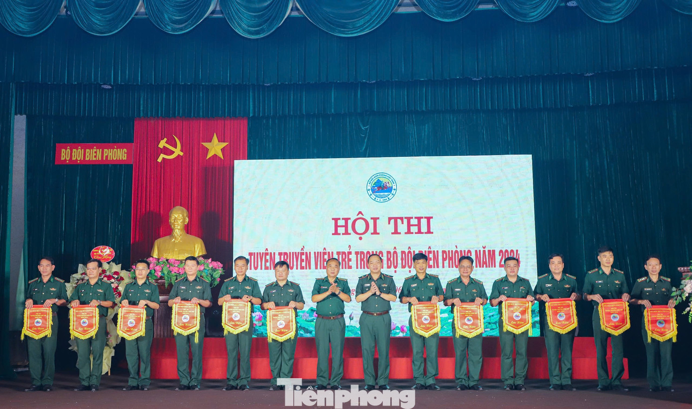 Thủ trưởng Cục Chính trị Bộ đội Biên phòng trao cờ lưu niệm tặng các đội dự thi.