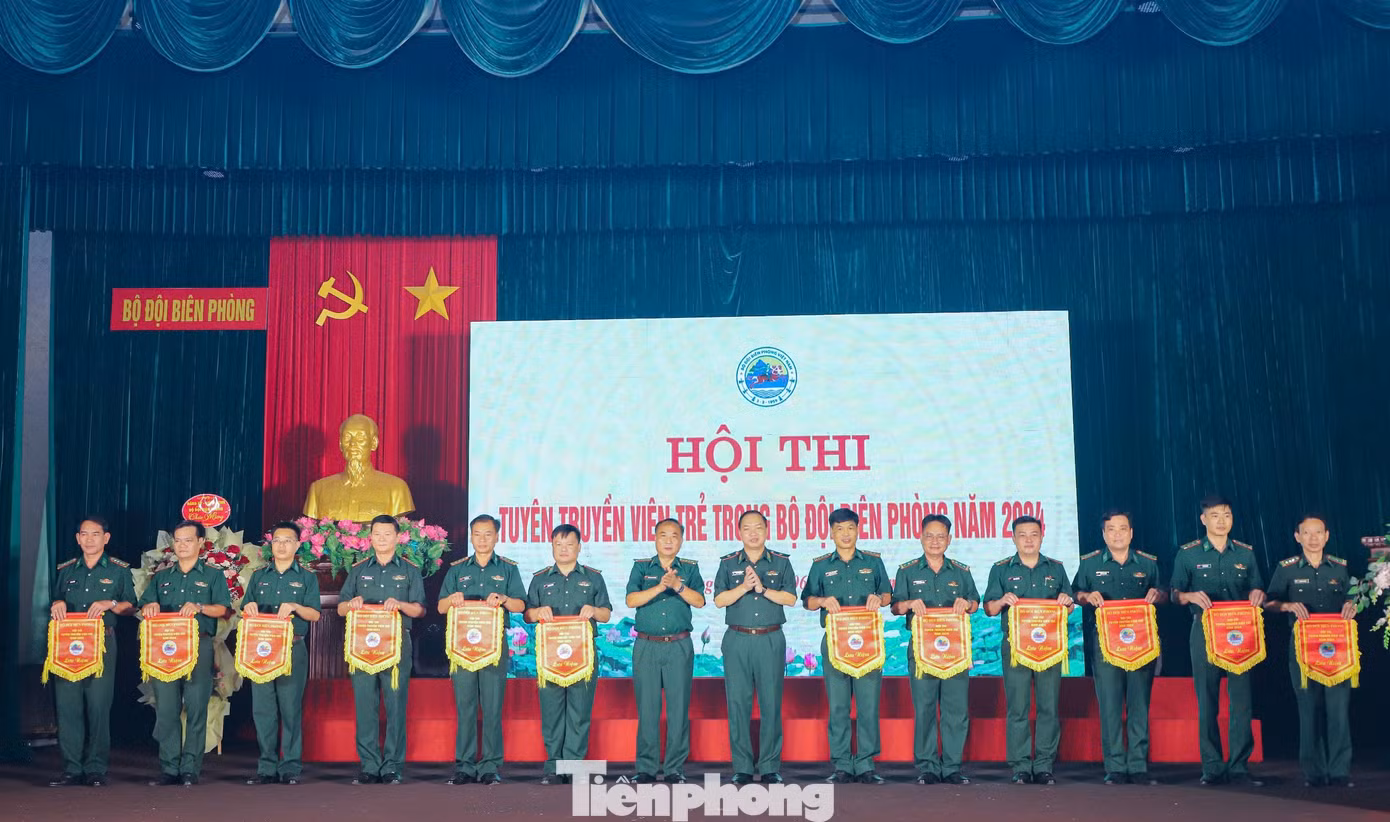 Thủ trưởng Cục Chính trị Bộ đội Biên phòng trao cờ lưu niệm tặng các đội dự thi.