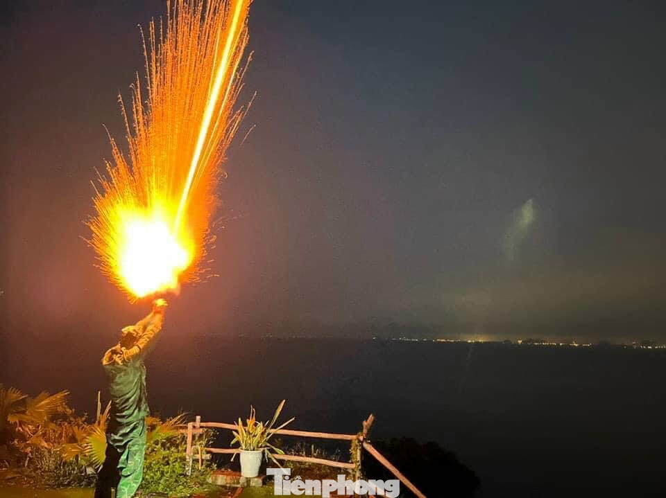 Cán bộ Biên phòng bắn pháo hiệu kêu gọi tàu thuyền vào bờ tránh bão số 3.