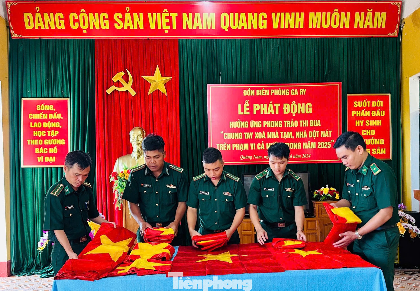 Cán bộ đồn Biên phòng Ga Ry chuẩn bị 300 lá cờ Tổ quốc tặng nhân dân xã Gari, Ch'ơm. Cán bộ đồn Biên phòng Ga Ry chuẩn bị 300 lá cờ Tổ quốc tặng nhân dân xã Gari, Ch'ơm.