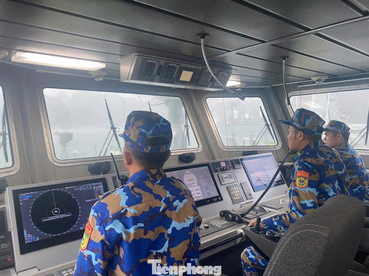 Tàu tuần tra Hải đoàn Biên phòng 38 đang tăng cường công tác theo dõi sát tình hình mưa bão và sẵn sàng chiến đấu tại vũng Tùng Tràng, quần đảo Cát Bà, TP. Hải Phòng. Ảnh: CTV Tàu tuần tra Hải đoàn Biên phòng 38 đang tăng cường công tác theo dõi sát tình hình mưa bão và sẵn sàng chiến đấu tại vũng Tùng Tràng, quần đảo Cát Bà, TP. Hải Phòng. Ảnh: CTV