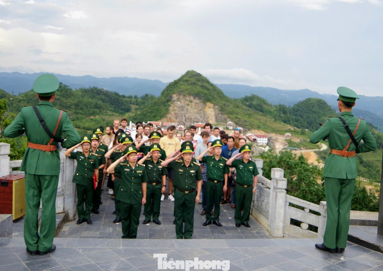 Cán bộ, chiến sĩ Đồn Biên phòng Lũng Cú, lãnh đạo, người dân địa phương và du khách thực hiện nghi lễ chào cờ ngày Tết Độc lập.