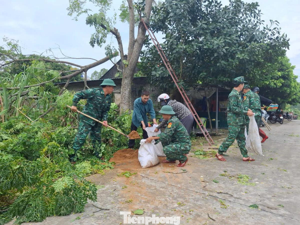 Cán bộ, chiến sĩ Bộ đội Biên phòng Quảng Ninh hỗ trợ người dân dồn bao cát, chằng chống nhà cửa tránh bão. Ảnh: CTV Cán bộ, chiến sĩ Bộ đội Biên phòng Quảng Ninh hỗ trợ người dân dồn bao cát, chằng chống nhà cửa tránh bão. Ảnh: CTV