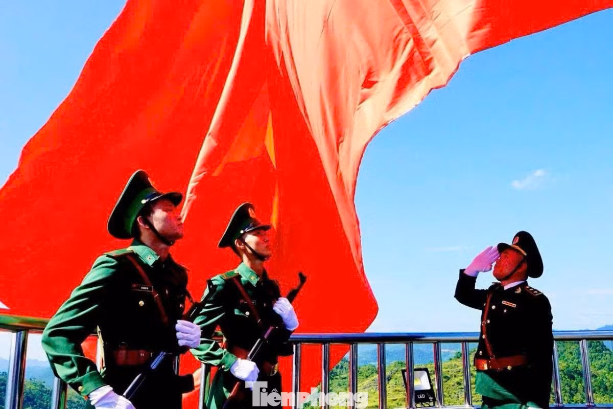 Lễ thượng cờ trong ngày Tết Độc lập của cán bộ, chiến sĩ Đồn Biên phòng Lũng Cú.