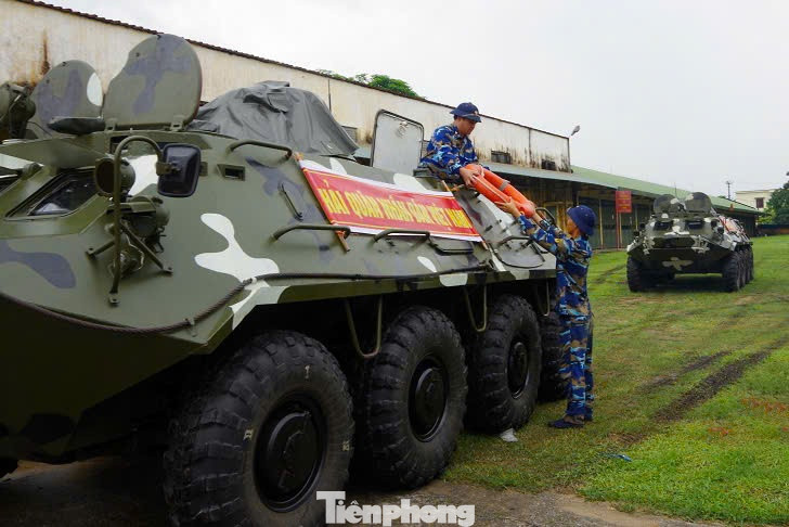 Cán bộ, chiến sĩ Vùng 1 Hải quân, Bộ Tư lệnh Hải quân chuẩn bị phương tiện xe đặc chủng ứng phó với bão số 3. Cán bộ, chiến sĩ Vùng 1 Hải quân, Bộ Tư lệnh Hải quân chuẩn bị phương tiện xe đặc chủng ứng phó với bão số 3.