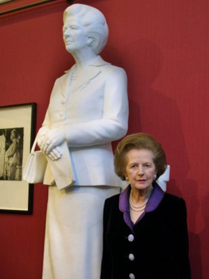 Bà đầm thép bên bức tượng của mình